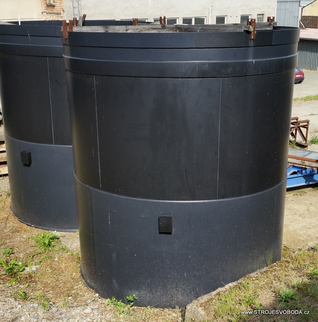 Plastová nádrž PE  3000x3370 - 23,82m3 (2kusy - Plastova nadoba PE - 3000x3370mm (12).jpg)